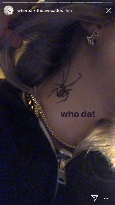 billie eilish instagram story showing her neck with a temporary tattoo of a spider captioned "who dat"